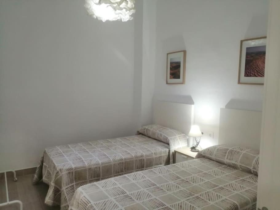 a room with two beds and a lamp on a table at TwinFlats 2 in Valencia