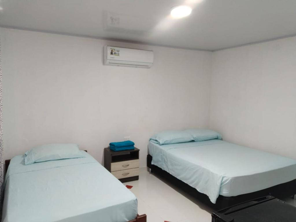 een kamer met 2 bedden in een kamer bij Posada Sorybego in San Andrés