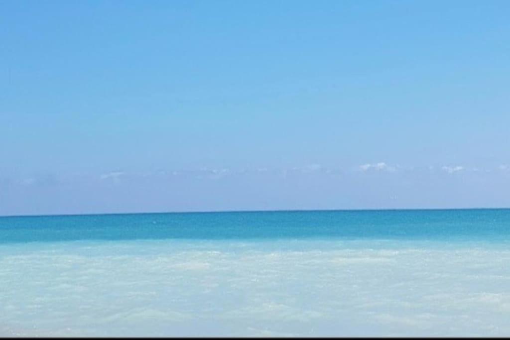 una imagen del océano con el cielo y las nubes en Apartamento junto al mar con WiFi y piscina, en Sagunto