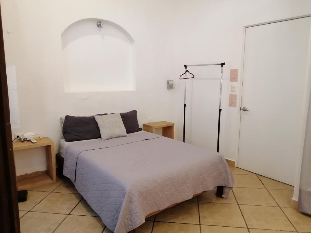 Postel nebo postele na pokoji v ubytování Carlota Guest House