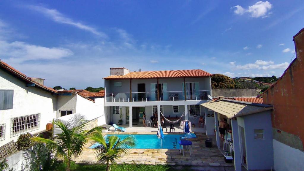 una casa con piscina nel cortile posteriore di Casa Temporada Privativa RJ a Iguaba Grande