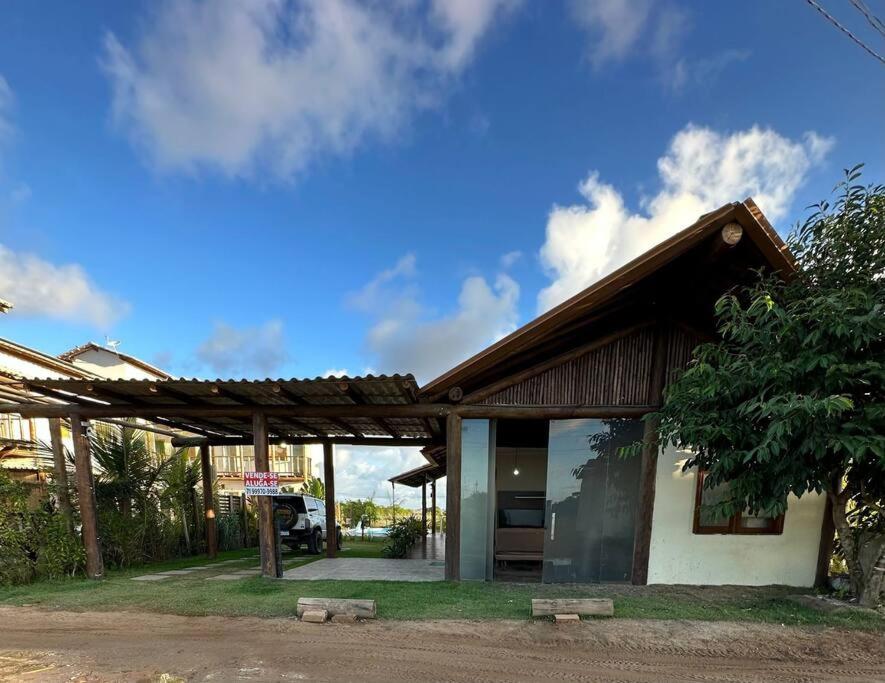 Casa con techo de madera y ventana en Barra Grande en Barra Grande