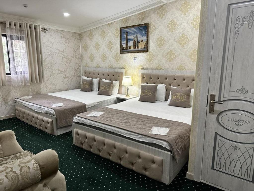 um quarto com 2 camas e um sofá em SEMURG HOTEL em Tashkent