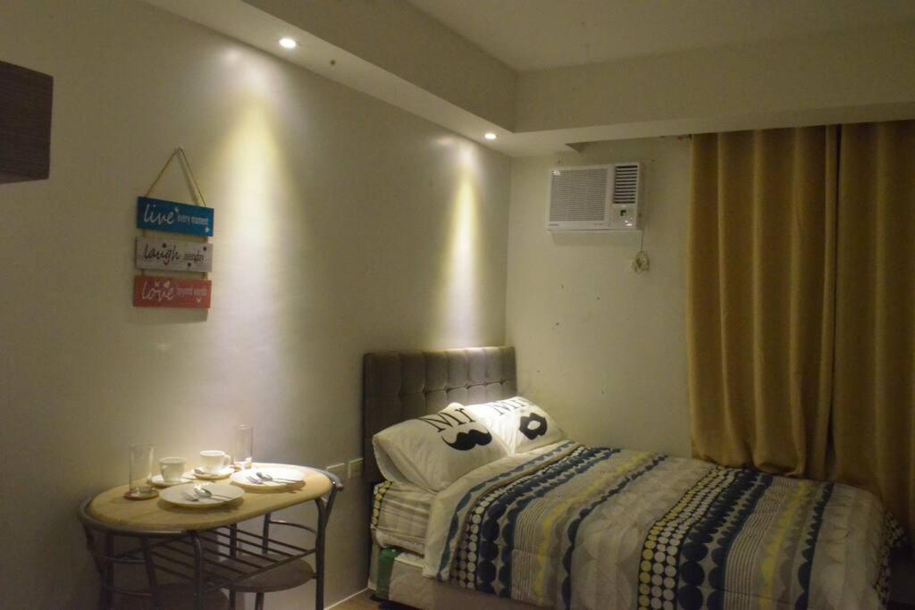 Ένα ή περισσότερα κρεβάτια σε δωμάτιο στο Cozy Studio with Beautiful View & FREE Netflix Access