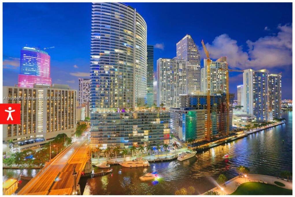 vistas a una ciudad con río y edificios en Gorgeous Bay & City view condo in Brickell with Free SPA, en Miami