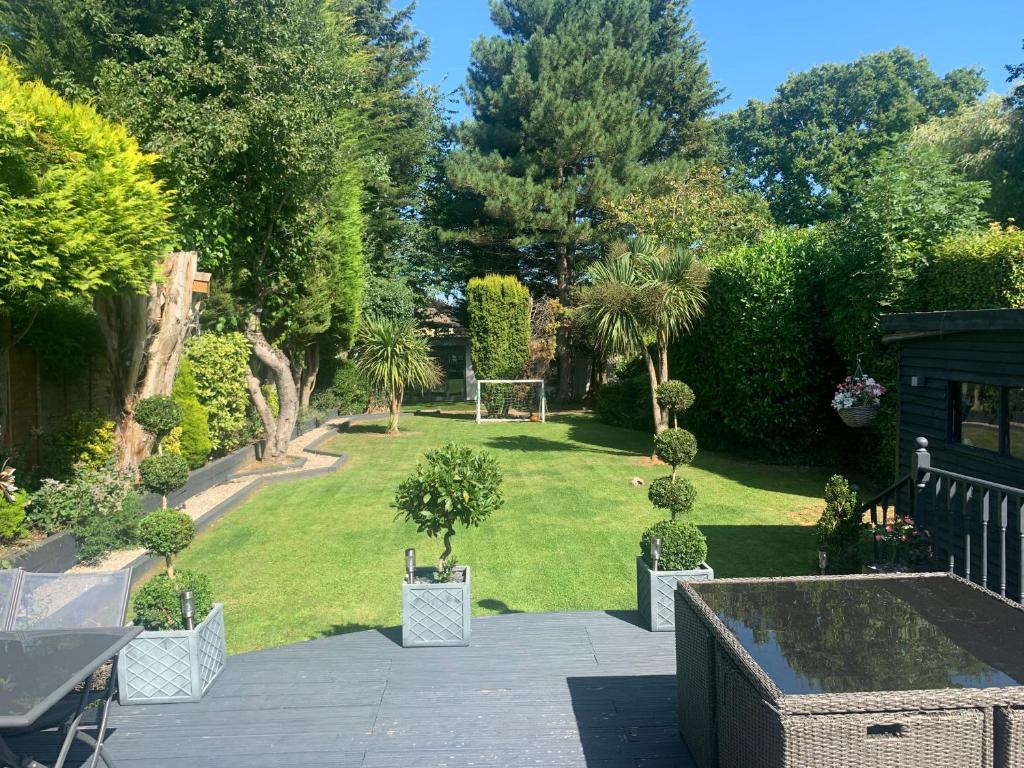 Zahrada ubytování Beautiful Little Bungalow, Indoor Fireplace, & Bar