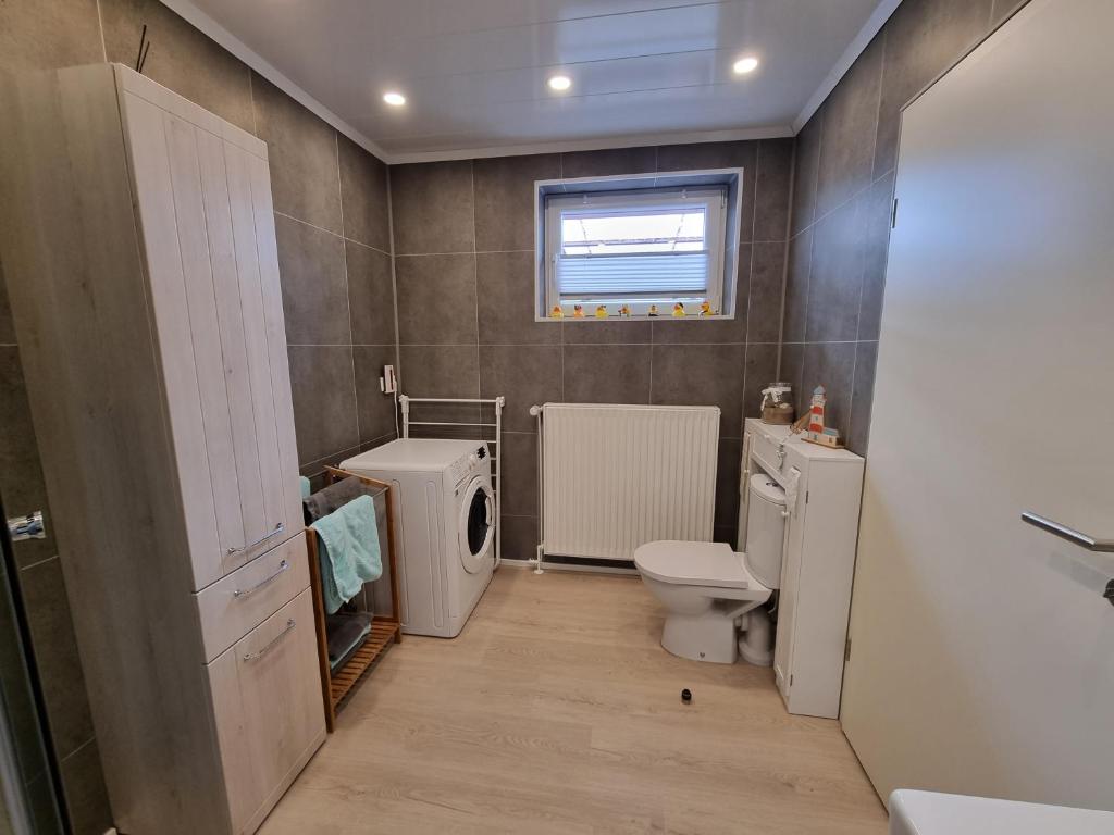 Ein Badezimmer in der Unterkunft FEWO FloTi Ferienwohnung Augustfehn