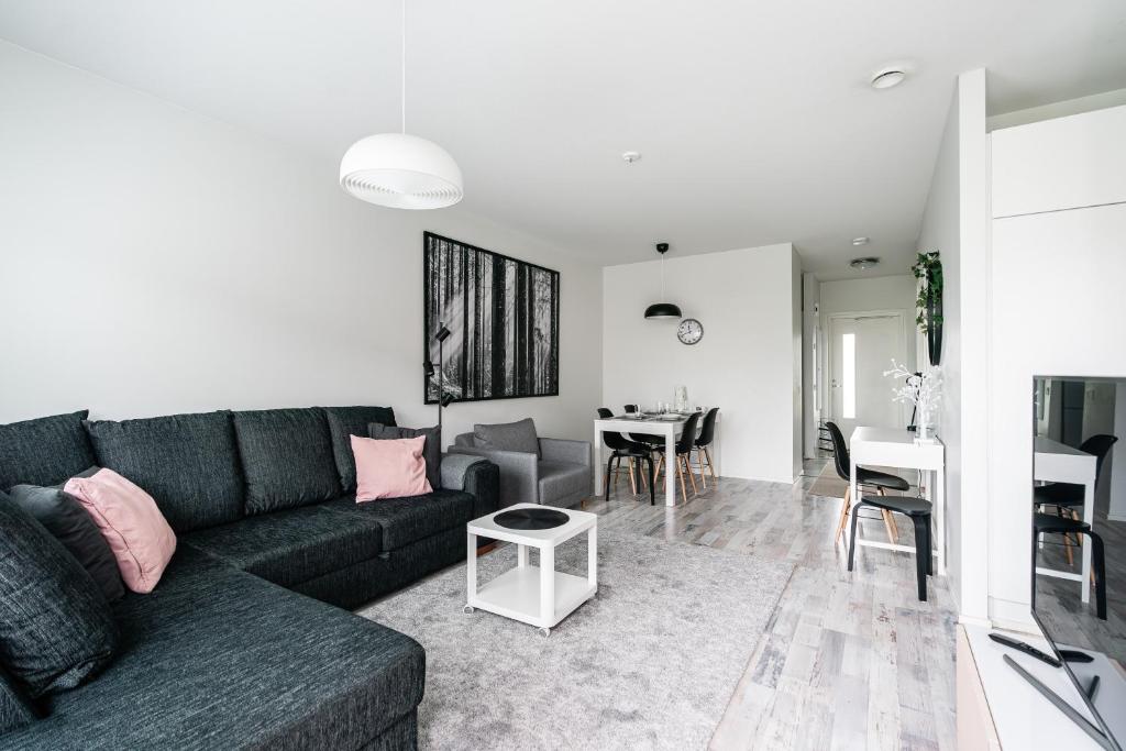 una sala de estar con un sofá y una mesa en Vitosjussi, en Hämeenlinna