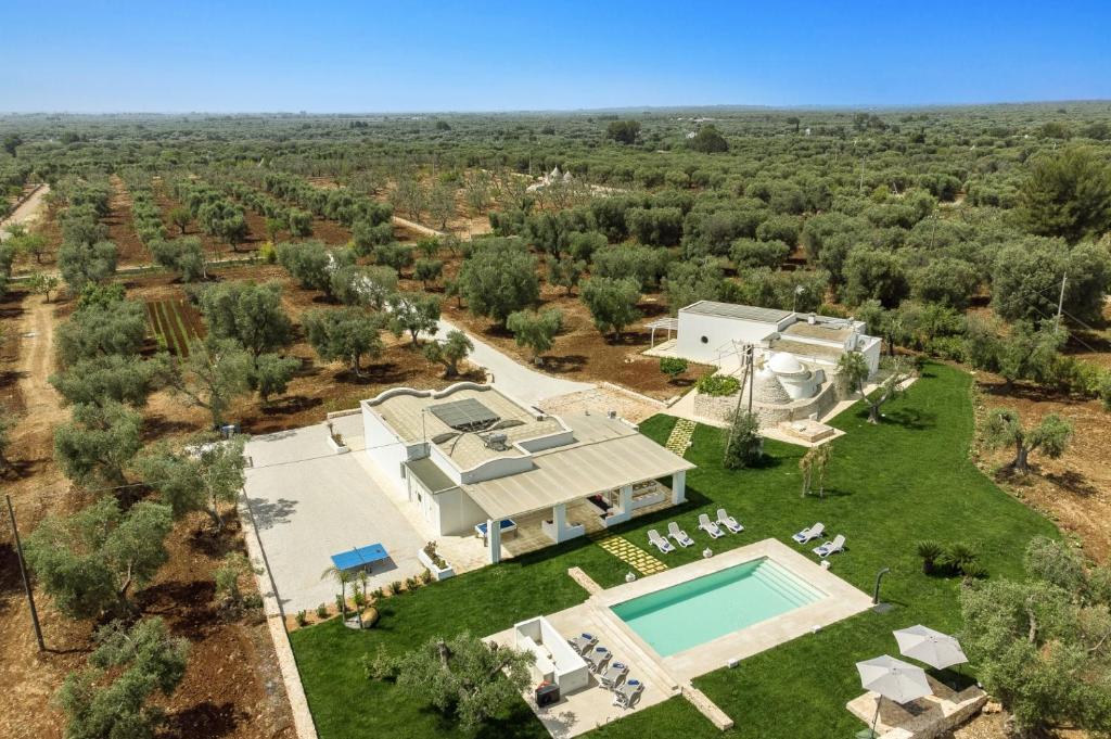eine Luftaufnahme eines Hauses mit Swimmingpool in der Unterkunft Villa Alice by Villa Plus in San Michele Salentino