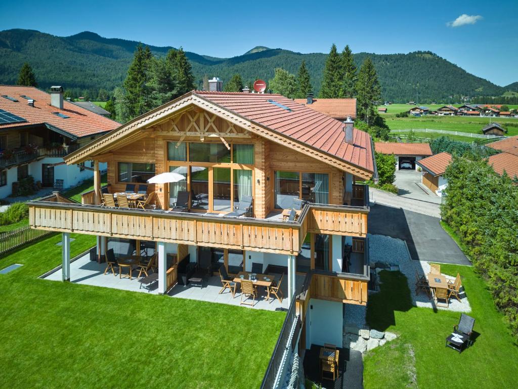 an overhead view of a large house with a roof at Bichl Ferienwohnungen in Krün