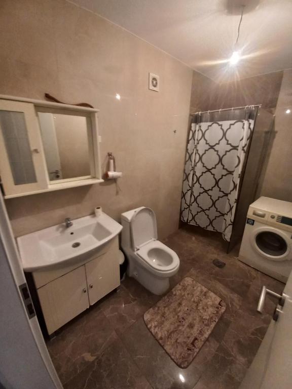 een badkamer met een toilet, een wastafel en een douche bij URBAN 1 Ferizaj City in Ferizaj