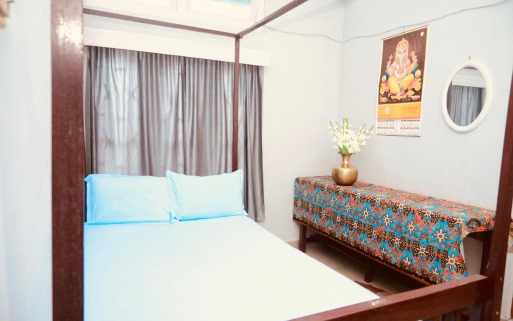 - une chambre avec un lit et une fenêtre dans l'établissement Namaskar Lodge and Homestay, à Guwahati