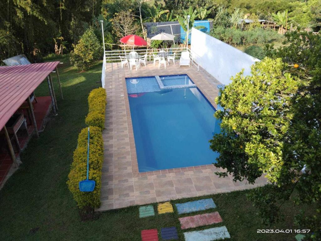 uma vista superior de uma piscina num quintal em FINCA YAJARI em Papagalleros