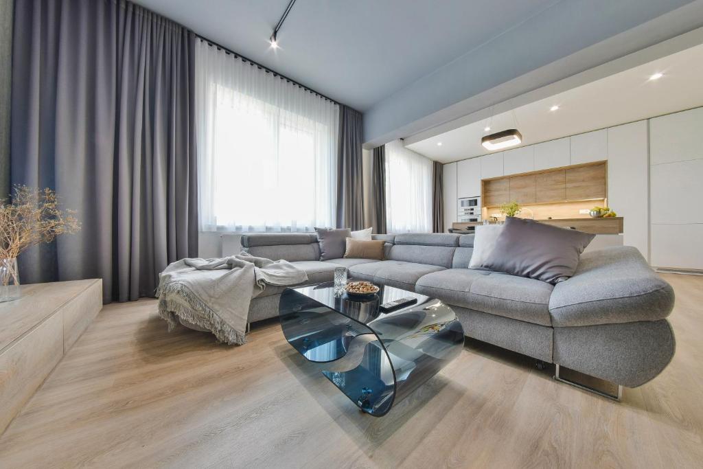 Chalupku - Luxurious apartment 70m2 in direct centrum with parking included, Air-conditioned, balcony, quiet sleep, best in town - Apartamento De Un Dormitorio
