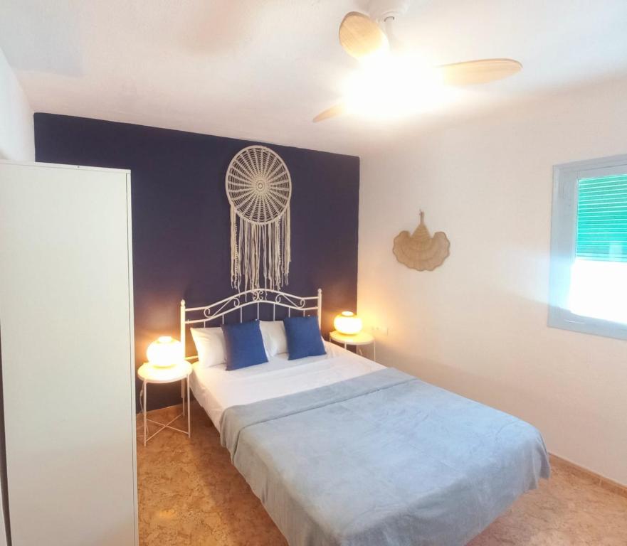 1 dormitorio con 1 cama grande con almohadas azules en Altea Old Town PRECIOSO, en Altea