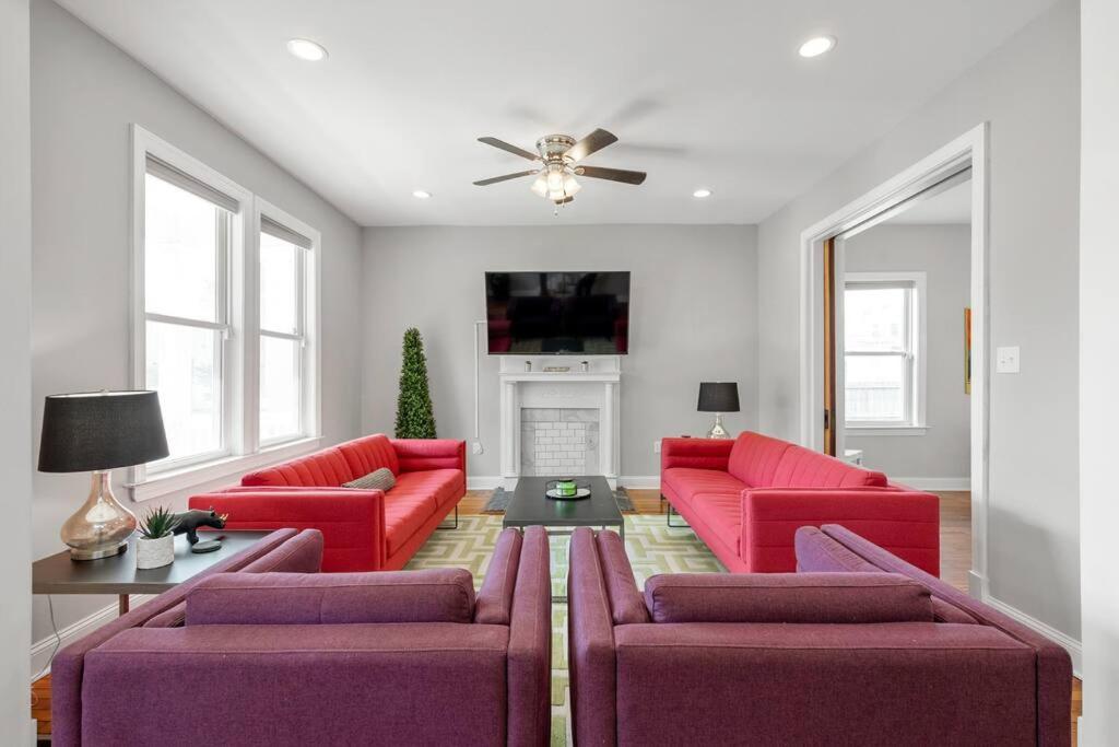 Un televizor și/sau centru de divertisment la Spacious, Vibrant Home 'n Central Richmond, VA!