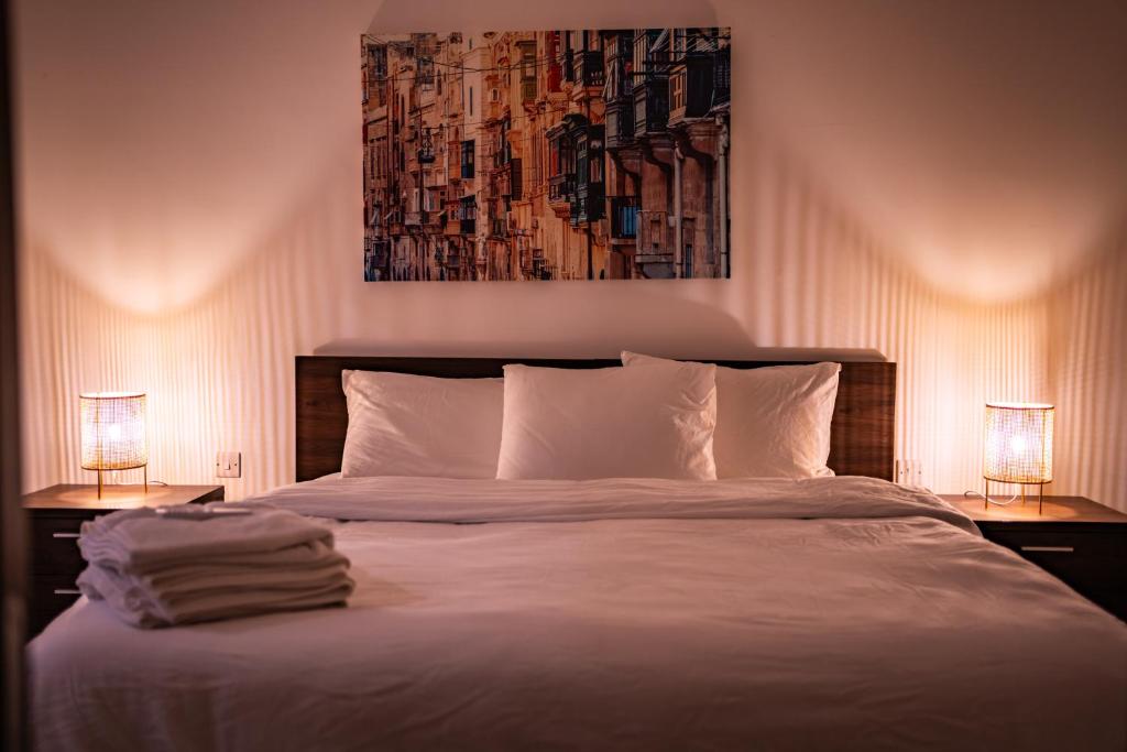 sypialnia z łóżkiem z dwoma lampami i obrazem w obiekcie Designer 3 Bedroom / Bathroom Apartment in Swatar. w mieście Birkirkara