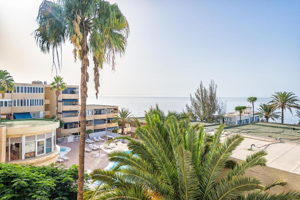 balcone con vista sulla spiaggia di un resort di VISTA MAR Complejo La Colina a San Agustin