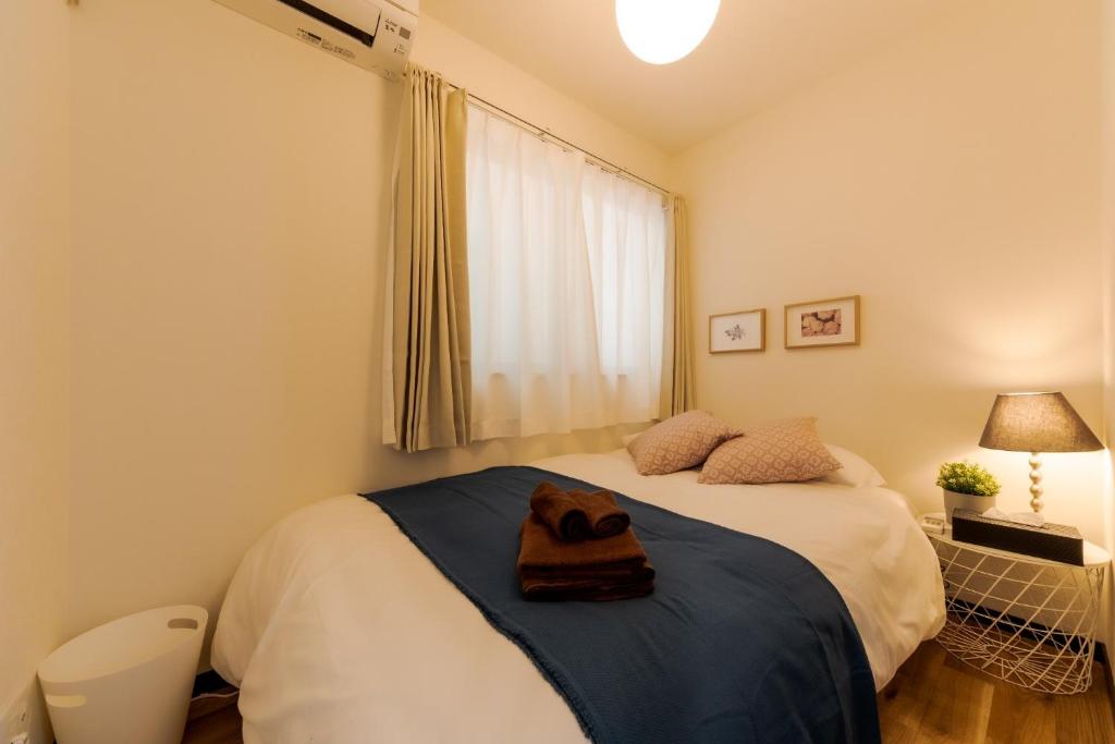 sypialnia z łóżkiem i oknem w obiekcie Wakamiya detached house - Vacation STAY 35575v w Tokio