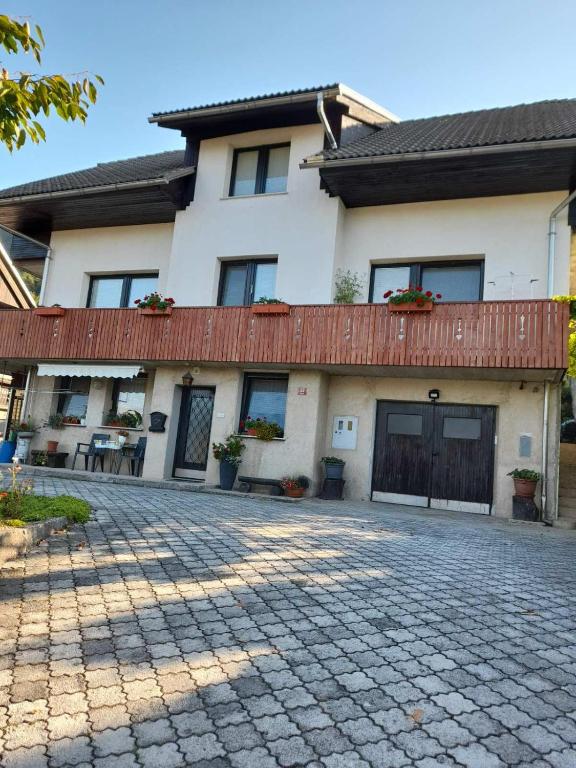 una casa con una entrada de ladrillo delante de ella en Apartment Katrin, en Žirovnica