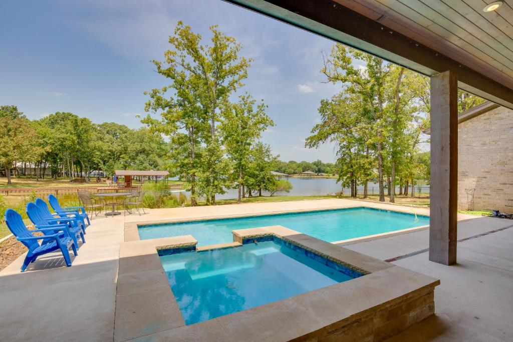 une piscine avec des chaises et une terrasse avec un lac dans l'établissement Upscale Home on Cedar Creek Pool, Hot Tub and Views, à Malakoff