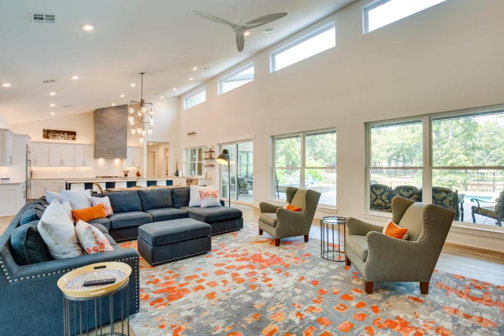 Χώρος καθιστικού στο Fire Pit, Pool! Family Malakoff Gem on Cedar Creek