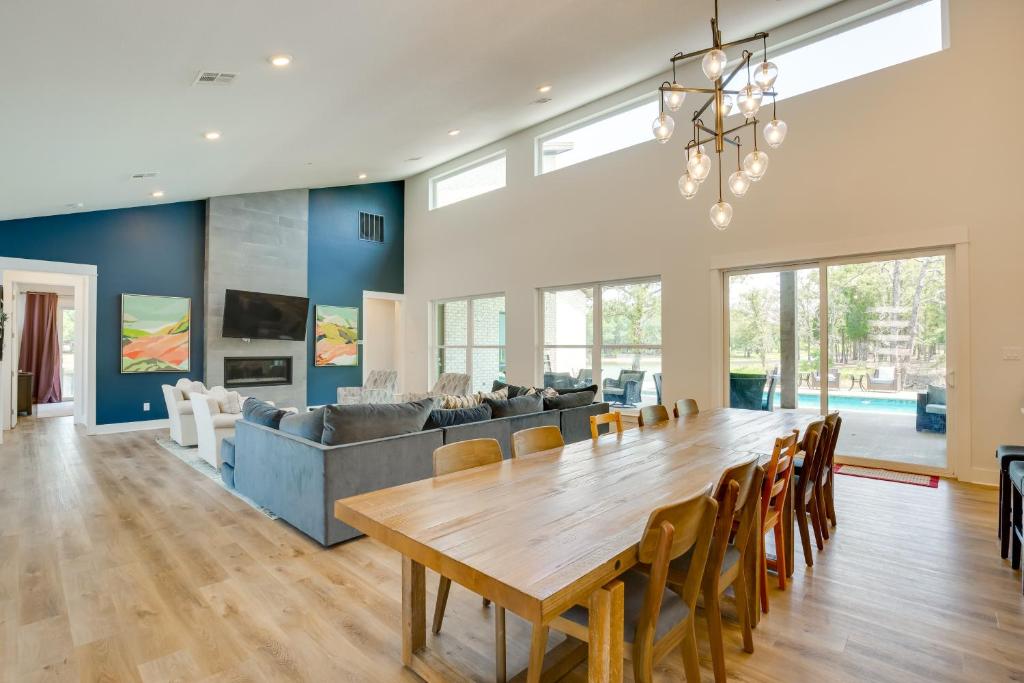 TV a/nebo společenská místnost v ubytování Relax Fireside! Waterfront Malakoff Home with Pool