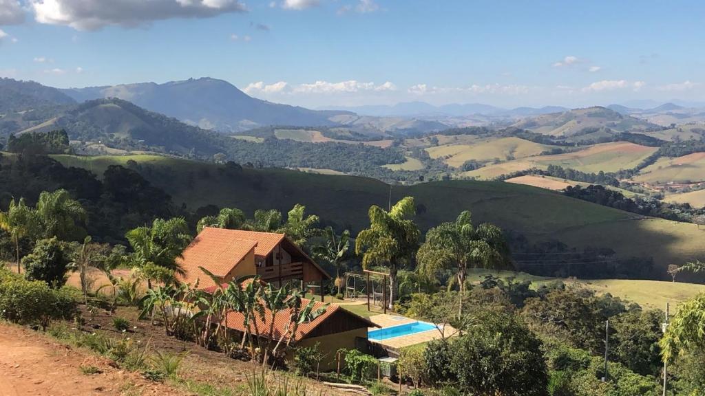 una casa su una collina con vista sulle montagne di Sítio Chalé 3Ipes a Senador José Bento