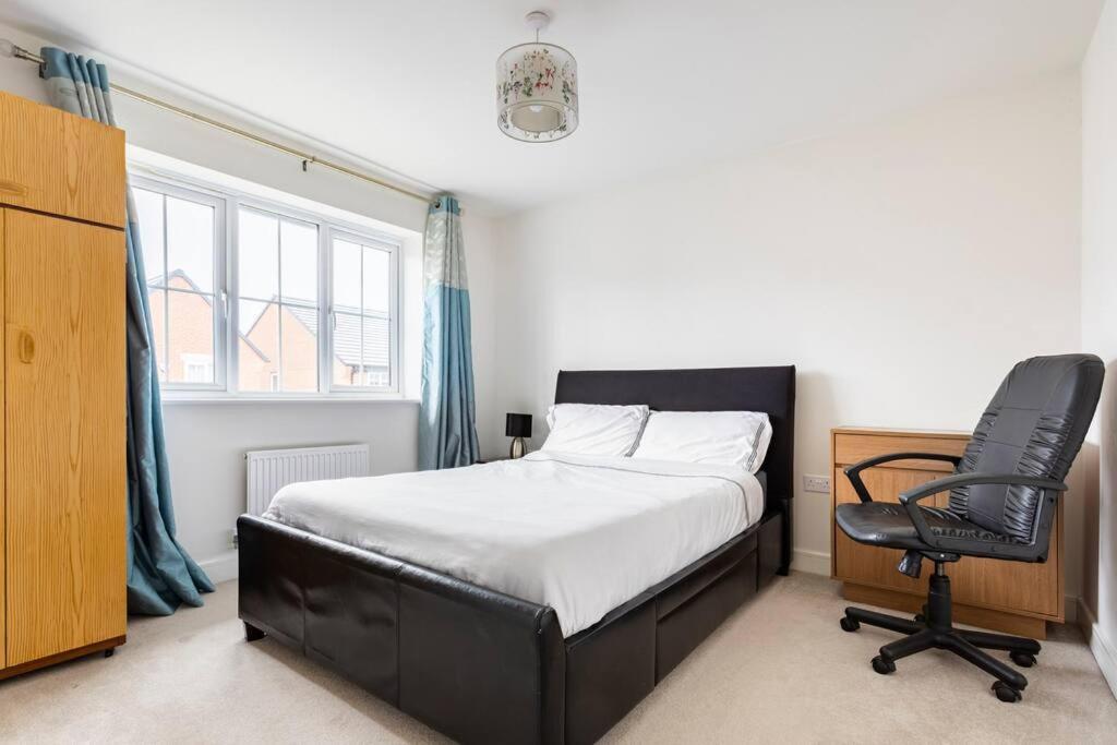 a bedroom with a bed and a desk and a chair at Double bedroom with a private bathroom in Woodplumpton