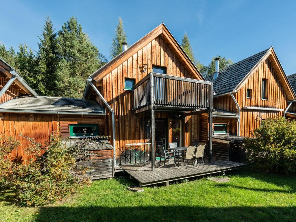 ザンクト・ローレンツェン・オプ・ムーラウにあるSpacious Chalet near Ski Area in Sankt Georgen ob Murauのデッキと家のある大きなログキャビン