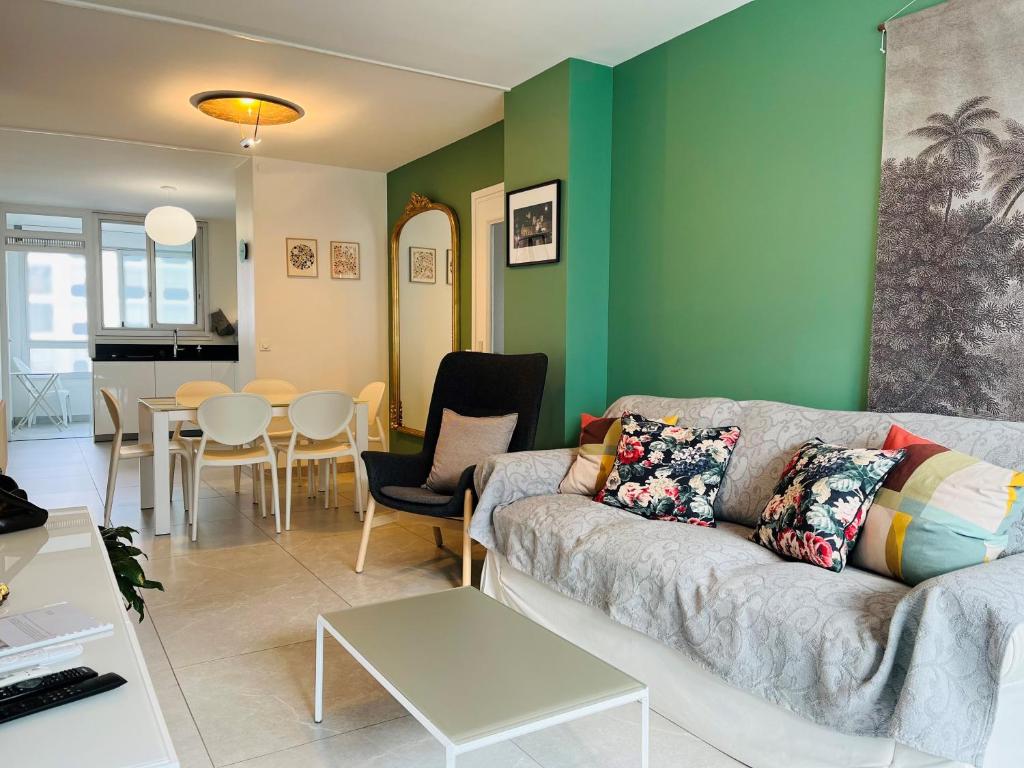 un salon avec un canapé et une table dans l'établissement 2 ch, climatisé, parking, localisation premium, à Lyon