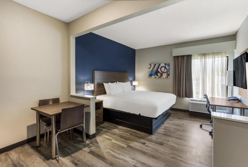 MainStay Suites Bourbonnais - Kankakee - Efficiency King Suite - Non Smoking