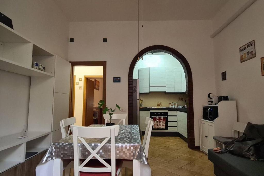 een keuken en eetkamer met een tafel en stoelen bij Casa Baffo in Piombino