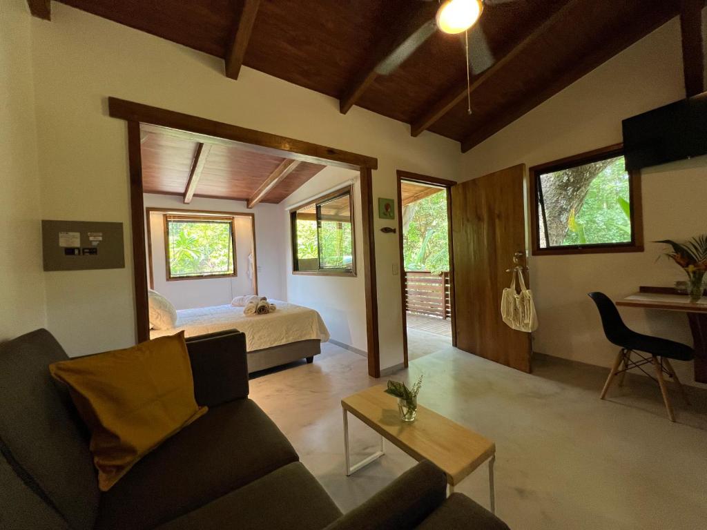 sala de estar con cama y sofá en Feeling Trees Jungle Lodge, en Cabuya