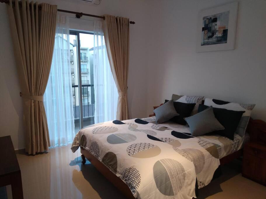 una camera con un letto e una grande finestra di 1F/F4/U4 ,Elixia 3C'S Apartments Malabe a Malabe