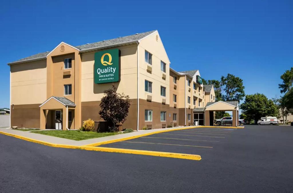 uma vista para um hotel com estacionamento em Quality Inn & Suites Bozeman em Bozeman