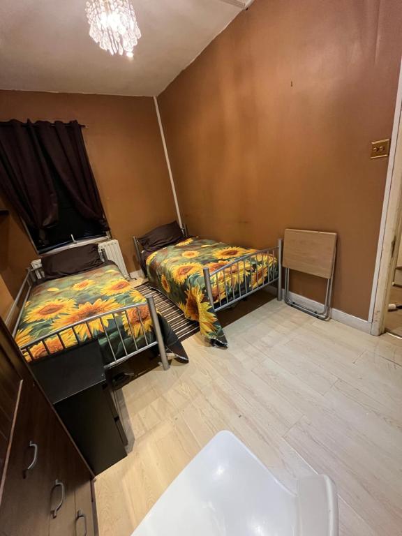 Cette chambre comprend 2 lits et un lavabo. dans l'établissement Centre of attraction, à Forest Hill
