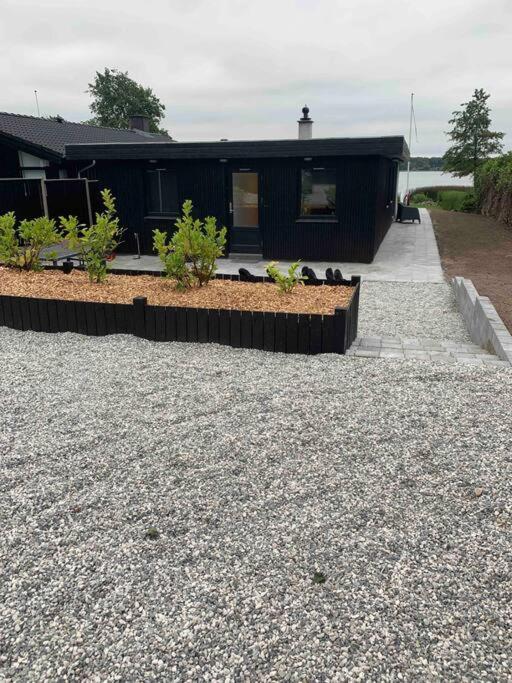 Zahrada ubytování Huset ved søen tæt på Herning og MCH og boxen 90 m2
