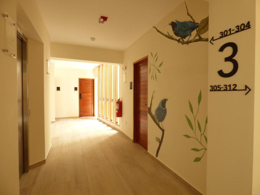 ein Flur in einem Haus mit einer Nummer drei an der Wand in der Unterkunft Muña Hotel Andahuaylas in Andahuaylas