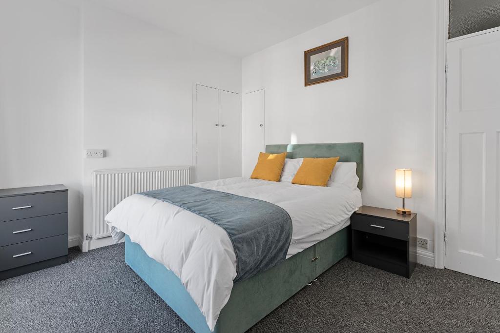 a bedroom with a large bed with two nightstands and a bed sidx sidx at Modern 3-Bed Terraced House in Sutton-In-Ashfield in Skegby