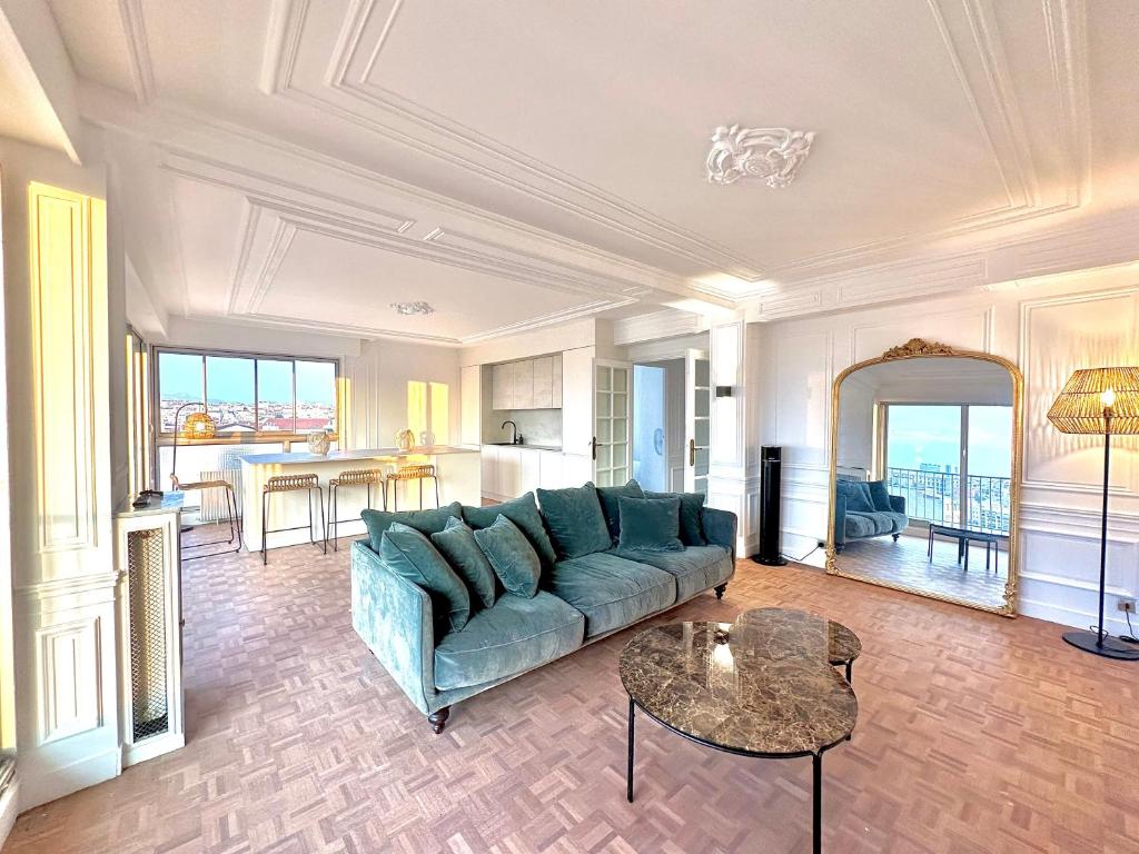 Côté Vieux Port - 105m2 - Port & Sea View tesisinde bir oturma alanı