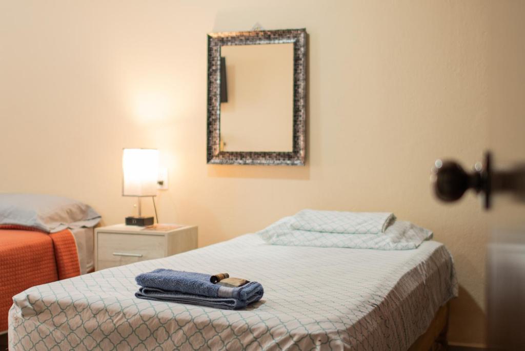 Postel nebo postele na pokoji v ubytování Hostal Encounter Guanajuato