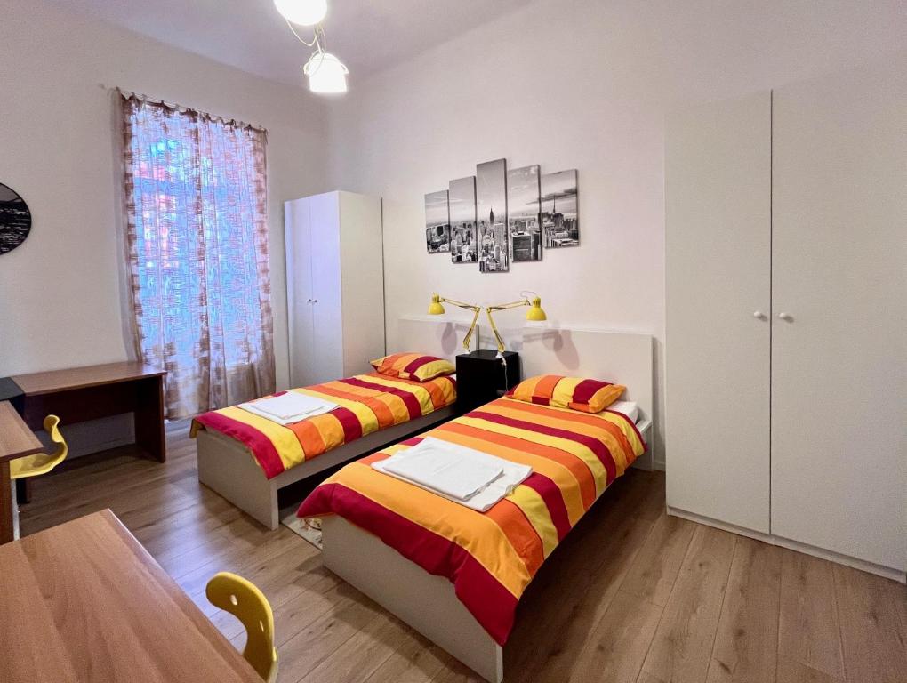 een slaapkamer met 2 bedden en een tafel. bij Apartment Platana in Rijeka