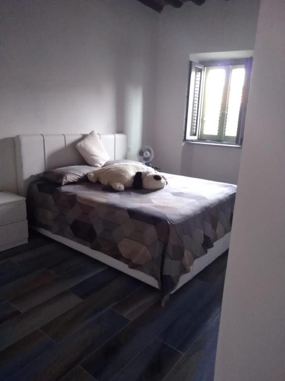 una camera da letto con un letto e un animale di peluche di Appartamento Katia Isola d'Elba a Portoferraio