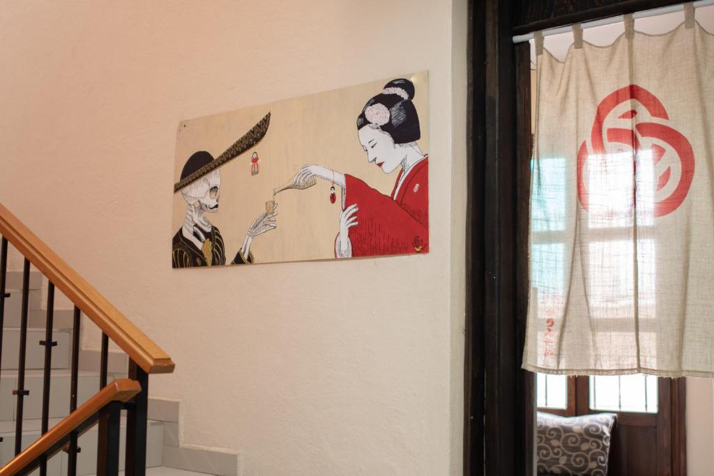 una pintura de dos mujeres en una pared en Hostal Encounter Guanajuato en Guanajuato