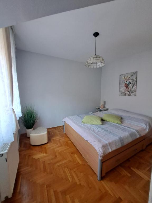 una camera bianca con un letto di Stan na dan Ivana a Užice