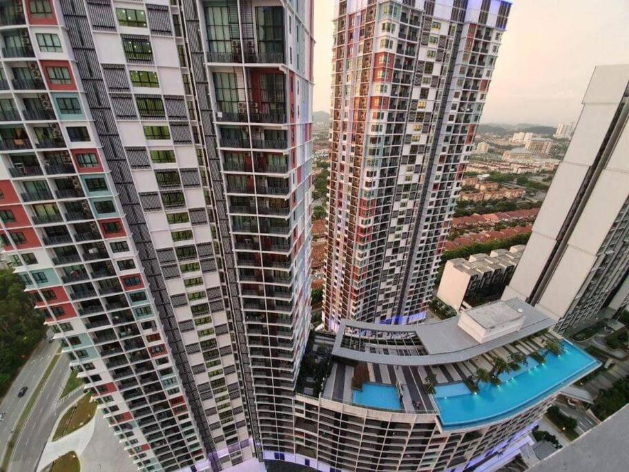 una vista aérea de dos edificios altos con piscina en i-Duplex Condo - LED Garden, Fun Fair, Wax Museum, Waterpark, Mall & More!, en Shah Alam