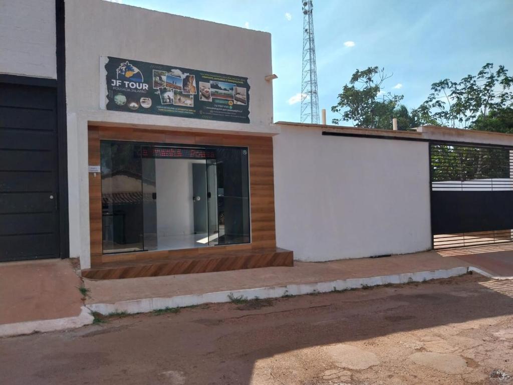 un bâtiment avec un panneau sur son côté dans l'établissement Pousada JF tour, à Ponte Alta do Tocantins