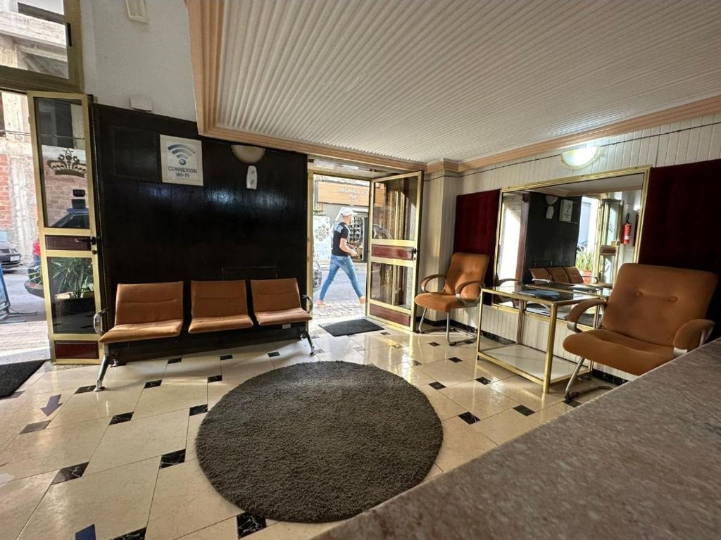- un hall avec des chaises, une table et un tapis dans l'établissement Hôtel National, à Al Hoceïma