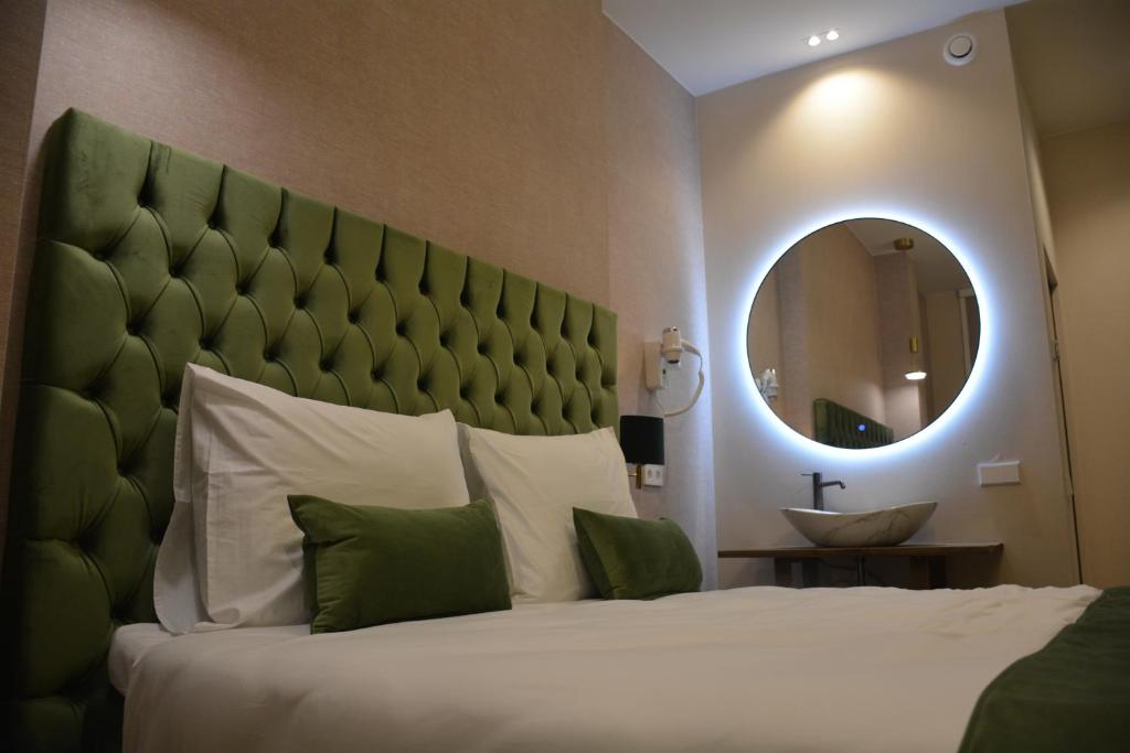 Postel nebo postele na pokoji v ubytování The IF Boutique hotel